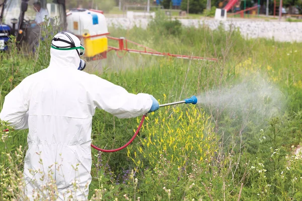 depositphotos_293363232-stock-photo-man-in-protective-workwear-spraying